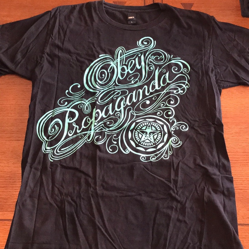 OBEY Men’s L Pinstripe Propaganda tee